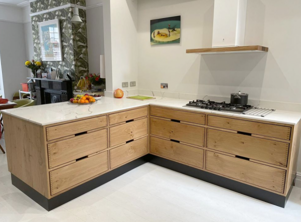 Dapur dengan laci dan rak kayu alami